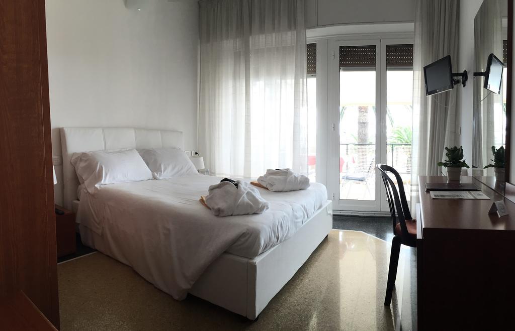 Hotel Internazionale Finale Ligure Bagian luar foto